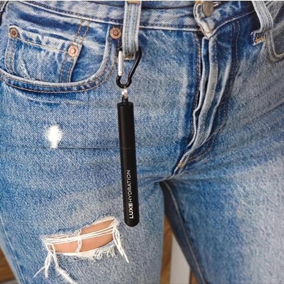 LUXE HYDRATION Telescopic Metal Straw Silver Blue Key Chain Case Reusable NWT - Picture 4 of 5